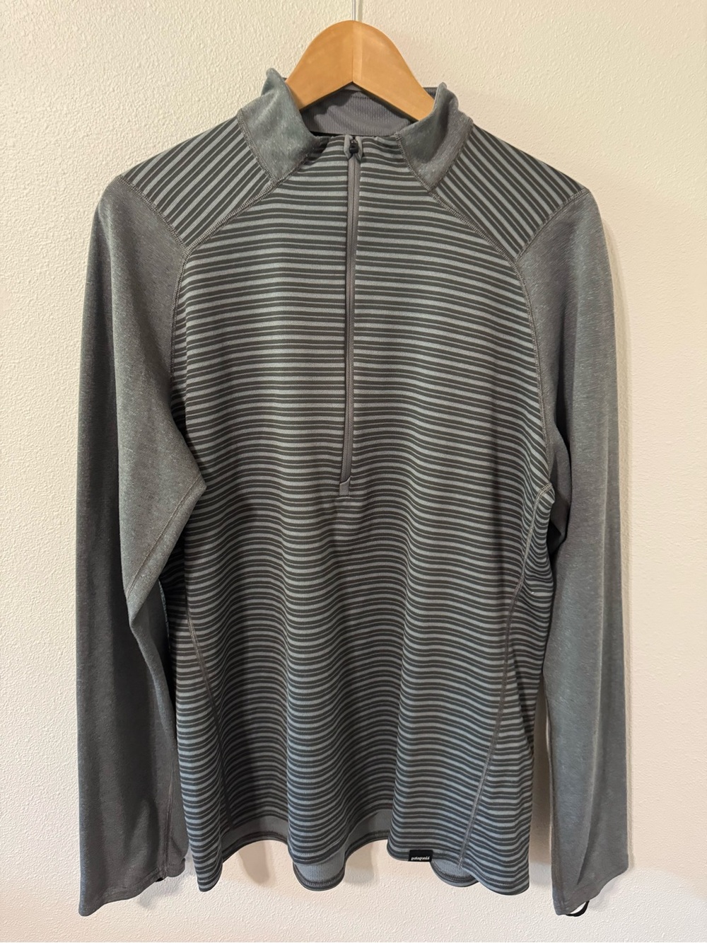 Patagonia Capilene 3 Midweight 1/4 Zip Base Layer Gray Stripe Thumb Loops-Large